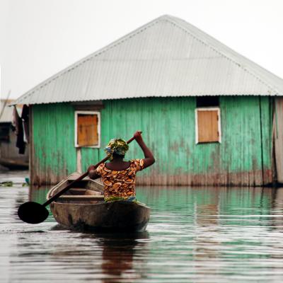 Mujer local remando en su comunidad inundada en Mozambique Una mozambiqueña remando en tras el paso del ciclón Idai.
